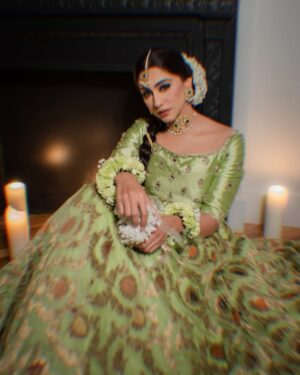 Naeema Butt Instagram - One of my most favorite makeup shoots l’ve done in the 🇺🇸x @naeemabutt - for @blush_and_blend 🤍

Styling by the best - @stylebyhassan //
@hassanabdullahofficial
@asianbrides_by_haroon - your outfits > 🤌🏻

NYC | shoot | bridal | celebrity

#naeemabutt #mehendi #bridal #shoot #blushandblend #nyc #ayeshaijazphotography #styledbyhassanabdullah