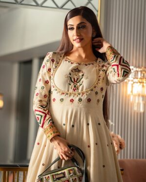 Naeema Butt Instagram - Wearing @saibia_wajihashoaib 👗 
Photos by @daniyalahmedofficial 👏 
Purse @mochari.pk 👜 
Make up by @nabila_salon 💄