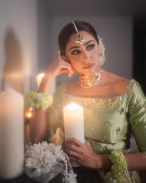 Naeema Butt Instagram - One of my most favorite makeup shoots l’ve done in the 🇺🇸x @naeemabutt - for @blush_and_blend 🤍

Styling by the best - @stylebyhassan //
@hassanabdullahofficial
@asianbrides_by_haroon - your outfits > 🤌🏻

NYC | shoot | bridal | celebrity

#naeemabutt #mehendi #bridal #shoot #blushandblend #nyc #ayeshaijazphotography #styledbyhassanabdullah