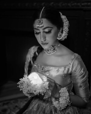 Naeema Butt Instagram - One of my most favorite makeup shoots l’ve done in the 🇺🇸x @naeemabutt - for @blush_and_blend 🤍

Styling by the best - @stylebyhassan //
@hassanabdullahofficial
@asianbrides_by_haroon - your outfits > 🤌🏻

NYC | shoot | bridal | celebrity

#naeemabutt #mehendi #bridal #shoot #blushandblend #nyc #ayeshaijazphotography #styledbyhassanabdullah