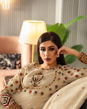 Naeema Butt Instagram - Wearing @saibia_wajihashoaib 👗 
Photos by @daniyalahmedofficial 👏 
Purse @mochari.pk 👜 
Make up by @nabila_salon 💄