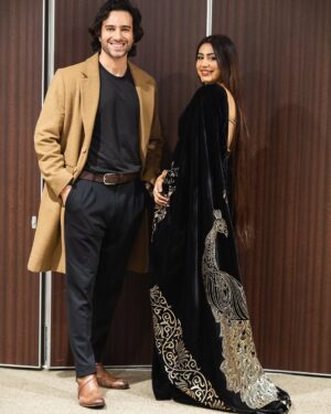 Naeema Butt Instagram - And the journey continues at Lord’s cricket ground London 🇬🇧 
Rubab 🌟

This beautiful peacock Saari & Jewlery by @mywish_couture_bymehwish 🦚

Photography by @sammyrashid 📸

Ps: I did my own make up 🙋‍♀️ & hair 🎀

#rubab👸 #adeel 🤴
#naeemabutt #emmadirfani #kmkt 
#pakistanicelebrities #london #uk