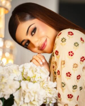 Naeema Butt Instagram - Wearing @saibia_wajihashoaib 👗 
Photos by @daniyalahmedofficial 👏 
Purse @mochari.pk 👜 
Make up by @nabila_salon 💄
