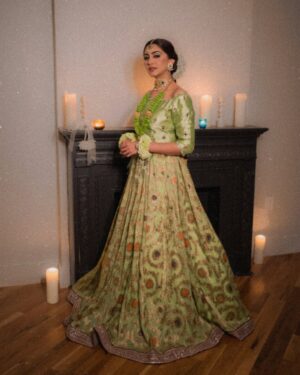 Naeema Butt Instagram - One of my most favorite makeup shoots l’ve done in the 🇺🇸x @naeemabutt - for @blush_and_blend 🤍

Styling by the best - @stylebyhassan //
@hassanabdullahofficial
@asianbrides_by_haroon - your outfits > 🤌🏻

NYC | shoot | bridal | celebrity

#naeemabutt #mehendi #bridal #shoot #blushandblend #nyc #ayeshaijazphotography #styledbyhassanabdullah