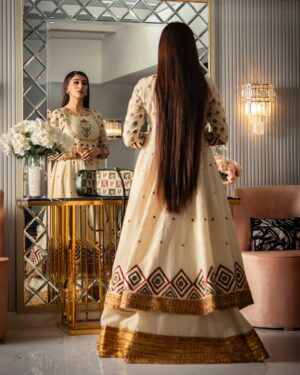 Naeema Butt Instagram - Wearing @saibia_wajihashoaib 👗 
Photos by @daniyalahmedofficial 👏 
Purse @mochari.pk 👜 
Make up by @nabila_salon 💄