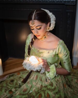 Naeema Butt Instagram - One of my most favorite makeup shoots l’ve done in the 🇺🇸x @naeemabutt - for @blush_and_blend 🤍

Styling by the best - @stylebyhassan //
@hassanabdullahofficial
@asianbrides_by_haroon - your outfits > 🤌🏻

NYC | shoot | bridal | celebrity

#naeemabutt #mehendi #bridal #shoot #blushandblend #nyc #ayeshaijazphotography #styledbyhassanabdullah