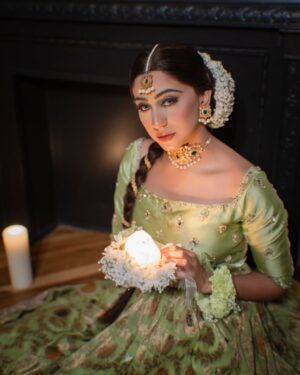 Naeema Butt Instagram - One of my most favorite makeup shoots l’ve done in the 🇺🇸x @naeemabutt - for @blush_and_blend 🤍

Styling by the best - @stylebyhassan //
@hassanabdullahofficial
@asianbrides_by_haroon - your outfits > 🤌🏻

NYC | shoot | bridal | celebrity

#naeemabutt #mehendi #bridal #shoot #blushandblend #nyc #ayeshaijazphotography #styledbyhassanabdullah