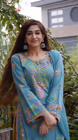 Naeema Butt Instagram - Kabhi apnay se milnay ki arzoo ki hai? 🤔 

#naeemabutt #jonelia #poetry #pakistanifashion #shalwarkameez #aarzo #selfdiscovery 

Wearing handmade embroidery by @zaibetan12 💕