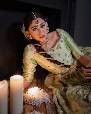 Naeema Butt Instagram - One of my most favorite makeup shoots l’ve done in the 🇺🇸x @naeemabutt - for @blush_and_blend 🤍

Styling by the best - @stylebyhassan //
@hassanabdullahofficial
@asianbrides_by_haroon - your outfits > 🤌🏻

NYC | shoot | bridal | celebrity

#naeemabutt #mehendi #bridal #shoot #blushandblend #nyc #ayeshaijazphotography #styledbyhassanabdullah