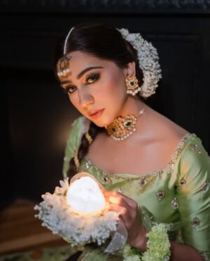 Naeema Butt Instagram - One of my most favorite makeup shoots l’ve done in the 🇺🇸x @naeemabutt - for @blush_and_blend 🤍

Styling by the best - @stylebyhassan //
@hassanabdullahofficial
@asianbrides_by_haroon - your outfits > 🤌🏻

NYC | shoot | bridal | celebrity

#naeemabutt #mehendi #bridal #shoot #blushandblend #nyc #ayeshaijazphotography #styledbyhassanabdullah