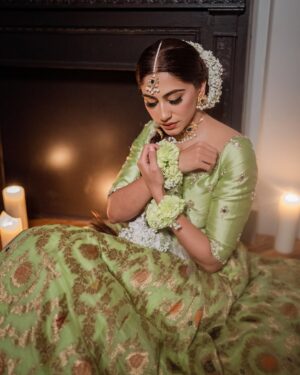 Naeema Butt Instagram - One of my most favorite makeup shoots l’ve done in the 🇺🇸x @naeemabutt - for @blush_and_blend 🤍

Styling by the best - @stylebyhassan //
@hassanabdullahofficial
@asianbrides_by_haroon - your outfits > 🤌🏻

NYC | shoot | bridal | celebrity

#naeemabutt #mehendi #bridal #shoot #blushandblend #nyc #ayeshaijazphotography #styledbyhassanabdullah