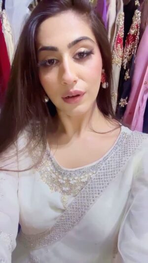 Naeema Butt Instagram - When changing room in the clothing store plays your favorite music 🎶 

“Chain Kho gya hai’ kuch tou ho gya hai” 🤪

At my favorite @mywish_couture_bymehwish 😍

#naeemabutt #naeemafashion #newyork #desi #indiaclothes #pakistanifashion #modellife