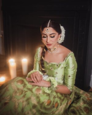 Naeema Butt Instagram - One of my most favorite makeup shoots l’ve done in the 🇺🇸x @naeemabutt - for @blush_and_blend 🤍

Styling by the best - @stylebyhassan //
@hassanabdullahofficial
@asianbrides_by_haroon - your outfits > 🤌🏻

NYC | shoot | bridal | celebrity

#naeemabutt #mehendi #bridal #shoot #blushandblend #nyc #ayeshaijazphotography #styledbyhassanabdullah