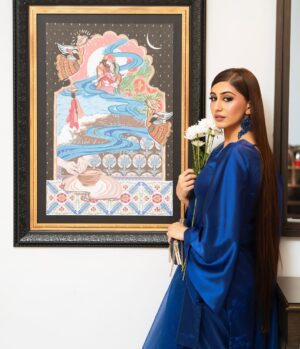 Naeema Butt Instagram - This is my favorite painting by @faambytak 🌊 

FAAM's artwork is inspired by Sohni Mahiwal, a dramatic and enduring story in Punjabi folklore that represents the eternal power of love and the human soul.The Story depicts Sohni and Mahiwal's strong, all-consuming love.

Wearing @qalb_by_ayesha 💙 
Photo by @daniyalahmedofficial 📸
Make up by @nabila_salon 💄 
Purse & Shoes by @mochari.pk 👜 

#naeemabutt #naeemabuttfashion
