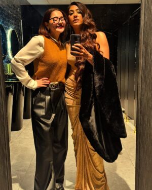 Naeema Butt Instagram - And they lived happily ever after #Rubab #Sharjeena
👯‍♀️
Meet & Greet - Houston

Makeup @smkbeauty_ 💄 
Hair by @fashionfacebeauty
@samiaadilofficial