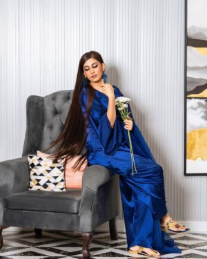 Naeema Butt Instagram - This is my favorite painting by @faambytak 🌊 

FAAM's artwork is inspired by Sohni Mahiwal, a dramatic and enduring story in Punjabi folklore that represents the eternal power of love and the human soul.The Story depicts Sohni and Mahiwal's strong, all-consuming love.

Wearing @qalb_by_ayesha 💙 
Photo by @daniyalahmedofficial 📸
Make up by @nabila_salon 💄 
Purse & Shoes by @mochari.pk 👜 

#naeemabutt #naeemabuttfashion