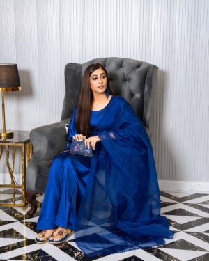 Naeema Butt Instagram - This is my favorite painting by @faambytak 🌊 

FAAM's artwork is inspired by Sohni Mahiwal, a dramatic and enduring story in Punjabi folklore that represents the eternal power of love and the human soul.The Story depicts Sohni and Mahiwal's strong, all-consuming love.

Wearing @qalb_by_ayesha 💙 
Photo by @daniyalahmedofficial 📸
Make up by @nabila_salon 💄 
Purse & Shoes by @mochari.pk 👜 

#naeemabutt #naeemabuttfashion