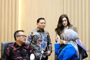 Nafa Urbach Instagram - Hari Senin tanggal 10 Maret 2025, Saya bersama Anggota dan Pimpinan Komisi IX DPR RI melakukan Rapat Dengar Pendapat Umum dengan Buruh/ Tenaga Kerja PT Pertamina EP asset 4 field Cepu, Blora Jawa Tengah.

Melalui dialog yang konstruktif, kami berkomitmen untuk menjembatani kepentingan buruh dengan pihak terkait.
kami mendengar, memahami, dan berupaya memberikan bantuan nyata agar hak-hak pekerja terpenuhi dengan adil.

Saya selaku Anggota Komisi IX DPR RI percaya bahwa setiap pekerja berhak mendapatkan perlindungan, kejelasan status kerja, serta kesejahteraan yang layak. Oleh karena itu, DPR terus berupaya menjadi garda terdepan dalam memperjuangkan kebijakan yang berpihak kepada buruh.