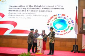 Nafa Urbach Instagram - Hubungan diplomatik yang kuat membuka banyak peluang kerja sama strategis bagi Indonesia. Hari ini, dalam rapat konsultasi pimpinan DPR RI bersama pimpinan Komisi I dan fraksi-fraksi, kami membahas pertimbangan dua calon duta besar yang akan mewakili negara sahabat, Kolombia dan Korea Selatan, di Indonesia.

Kehadiran duta besar baru diharapkan dapat semakin mempererat hubungan bilateral serta membuka peluang kolaborasi yang lebih luas di berbagai sektor. Semoga langkah ini membawa manfaat nyata bagi bangsa dan negara.✨️