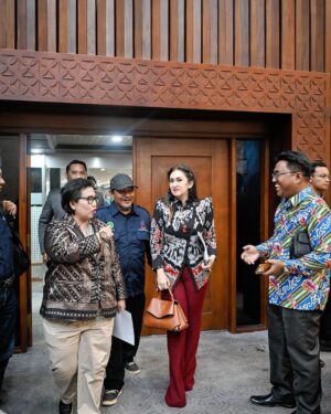 Nafa Urbach Instagram - Fraksi Partai NasDem DPR RI menggelar Diskusi Kelompok Terpumpun (Focus Group Discussion/FGD) dengan tema “dampak Putusan MK atas UU Cipta Kerja”  Dari diskusi yang telah dilaksanakan, ada beberapa point penting diantaranya :
- UU Ketenagakerjaan dipisahkan karna dinilai sulit di mengerti bagi masyarakat.
- Tenaga Kerja Indonesia harus di utamakan dari Tenaga Kerja Asing
- durasi kontrak kerja harus dipertegas 

Hal tersebut demi melindungi hak atas pekerja dan penghidupan yang layak bagi pekerja dan buruh.