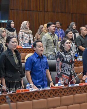 Nafa Urbach Instagram - Fraksi Partai NasDem DPR RI menggelar Diskusi Kelompok Terpumpun (Focus Group Discussion/FGD) dengan tema “dampak Putusan MK atas UU Cipta Kerja”  Dari diskusi yang telah dilaksanakan, ada beberapa point penting diantaranya :
- UU Ketenagakerjaan dipisahkan karna dinilai sulit di mengerti bagi masyarakat.
- Tenaga Kerja Indonesia harus di utamakan dari Tenaga Kerja Asing
- durasi kontrak kerja harus dipertegas 

Hal tersebut demi melindungi hak atas pekerja dan penghidupan yang layak bagi pekerja dan buruh.