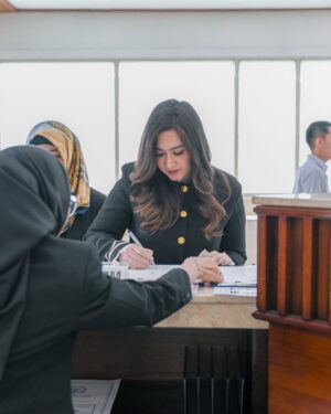 Nafa Urbach Instagram - Hari ini, 4 Februari 2025, Rapat Paripurna DPR RI ke - 12 dalam Masa Persidangan II dimulai dengan prosesi pelantikan Pengganti Antarwaktu (PAW) Anggota DPR RI dan MPR RI untuk masa jabatan 2024-2029. Rapat berlanjut ke pembicaraan tingkat II dengan pengambilan keputusan terhadap RUU Perubahan Ketiga atas Undang-Undang Nomor 19 Tahun 2003 tentang Badan Usaha Milik Negara (BUMN).

Beralih ke agenda berikutnya DPR RI menyetujui permohonan naturalisasi Ole Romeny, Dion Markx, dan Tim Geypens, yang ketiganya merupakan pemain sepak bola. sebelum akhirnya rapat ditutup dengan laporan Badan Legislasi DPR RI mengenai hasil pembahasan revisi Peraturan DPR RI Nomor 1 Tahun 2020 tentang Tata Tertib.

Semoga keputusan yang dihasilkan dalam rapat hari ini dapat memberikan manfaat bagi masyarakat serta memperkuat tata kelola negara yang baik 🇮🇩✨️