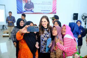 Nafa Urbach Instagram - Kembali lagi ke dapil ketemu sama wargaa , mendengar aspirasi ditengah hujan nan dingin di MAGELANG yg lagi muaceettt poooll dikarenakan sedang adanya retret di akmil 🥴🥴😁😁