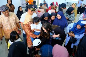 Nafa Urbach Instagram - Kembali lagi ke dapil ketemu sama wargaa , mendengar aspirasi ditengah hujan nan dingin di MAGELANG yg lagi muaceettt poooll dikarenakan sedang adanya retret di akmil 🥴🥴😁😁