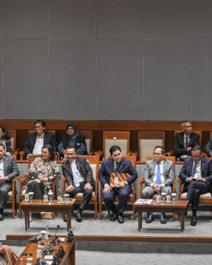 Nafa Urbach Instagram - Hari ini, 4 Februari 2025, Rapat Paripurna DPR RI ke - 12 dalam Masa Persidangan II dimulai dengan prosesi pelantikan Pengganti Antarwaktu (PAW) Anggota DPR RI dan MPR RI untuk masa jabatan 2024-2029. Rapat berlanjut ke pembicaraan tingkat II dengan pengambilan keputusan terhadap RUU Perubahan Ketiga atas Undang-Undang Nomor 19 Tahun 2003 tentang Badan Usaha Milik Negara (BUMN).

Beralih ke agenda berikutnya DPR RI menyetujui permohonan naturalisasi Ole Romeny, Dion Markx, dan Tim Geypens, yang ketiganya merupakan pemain sepak bola. sebelum akhirnya rapat ditutup dengan laporan Badan Legislasi DPR RI mengenai hasil pembahasan revisi Peraturan DPR RI Nomor 1 Tahun 2020 tentang Tata Tertib.

Semoga keputusan yang dihasilkan dalam rapat hari ini dapat memberikan manfaat bagi masyarakat serta memperkuat tata kelola negara yang baik 🇮🇩✨️