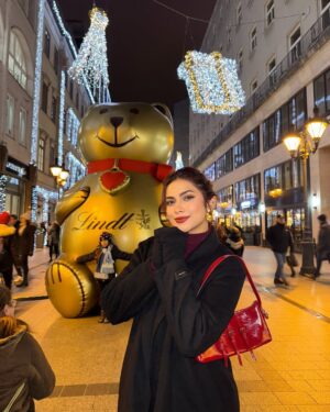 Nagma Mirajkar Instagram - christmas-ing in budapest !! 🎄♥️

here for the @world_aquatics @worldswimmingchampionships w @bartergram.ai 

#AQUABudapest24 #Swimming #Budapest #Hungary #WorldAquatics