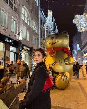 Nagma Mirajkar Instagram - christmas-ing in budapest !! 🎄♥️

here for the @world_aquatics @worldswimmingchampionships w @bartergram.ai 

#AQUABudapest24 #Swimming #Budapest #Hungary #WorldAquatics