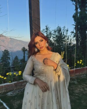 Nagma Mirajkar Instagram - hum toh pyar se hi marjayenge 🥀

dress : @asbaabofficial ✨