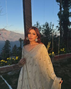 Nagma Mirajkar Instagram - hum toh pyar se hi marjayenge 🥀

dress : @asbaabofficial ✨