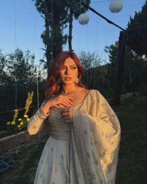 Nagma Mirajkar Instagram - hum toh pyar se hi marjayenge 🥀

dress : @asbaabofficial ✨