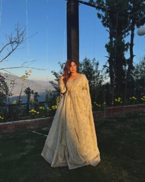 Nagma Mirajkar Instagram - hum toh pyar se hi marjayenge 🥀

dress : @asbaabofficial ✨