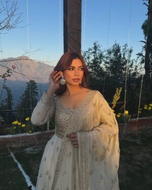 Nagma Mirajkar Instagram - hum toh pyar se hi marjayenge 🥀

dress : @asbaabofficial ✨