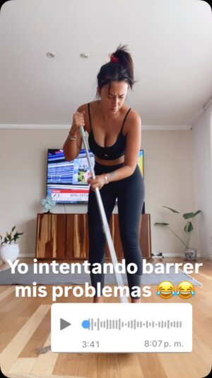 Naiara Awada Instagram - Audios de mierda y yo intentando barrer mis problemas 😂😂😂 #actriz #humor