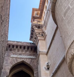 Naini Jain Instagram - Only Rajasthan people can guess the fort Name 🫣
Baaki aap bhi guess karo ahista ahista 🤌🏼

#picooftheday #travelphotography #travelgram #tbt