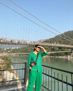 Naini Jain Instagram - रुख़ बदलूँ तो सैलाब हूँ में पर्वत भी चीर दिखाऊँ ✨
Ootd , travelling, throwback, green view 

#throwback #birthday #travelgram #solotraveler #tbt