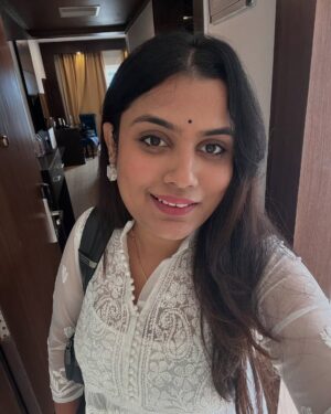 Naini Jain Instagram - देखो तो क्या ही बात है इस जहाँ में ये इश्क़ है जिसने इसे रहने के क़ाबिल कर दिया 🤍🫶

#weekend #ootd #picoftheday #smilealways #trendingnow #tbt