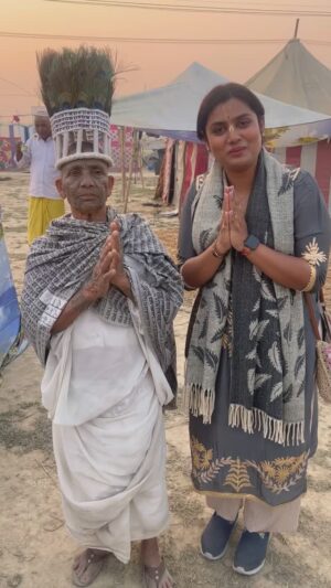 Naini Jain Instagram - हम सब में है राम बस ढूँढने की ज़रूरत है 🙏🏾
prem aur bhakti ka ek best example hai Ramnami community ke ye log 🌸

#mahakumbh #india #shriram #sprituality  #travelgram #reelexplore