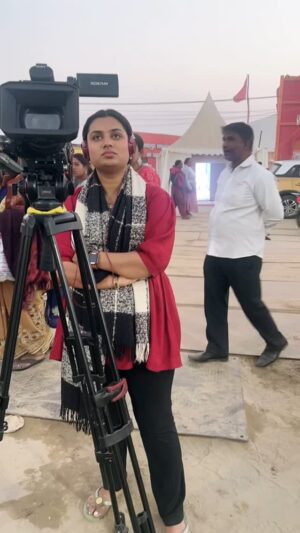 Naini Jain Instagram - Daily scenes at Mahakumbh Prayagraj 🙏🏾
Ps- Kal shoes kho jaane ke baad sabak seekh liya hai 🫂 माहौल तो देख ही रहे है अपने समान की स्वयं रक्षा करें 🙌

#mahakumbh2025 #prayagraj #photography #lifegoals #shoot #indiaclicks #travelgram #tbt