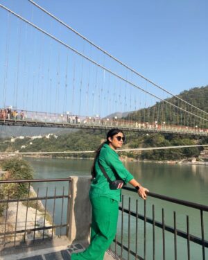 Naini Jain Instagram - रुख़ बदलूँ तो सैलाब हूँ में पर्वत भी चीर दिखाऊँ ✨
Ootd , travelling, throwback, green view 

#throwback #birthday #travelgram #solotraveler #tbt