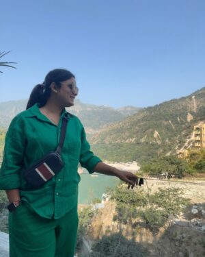 Naini Jain Instagram - रुख़ बदलूँ तो सैलाब हूँ में पर्वत भी चीर दिखाऊँ ✨
Ootd , travelling, throwback, green view 

#throwback #birthday #travelgram #solotraveler #tbt