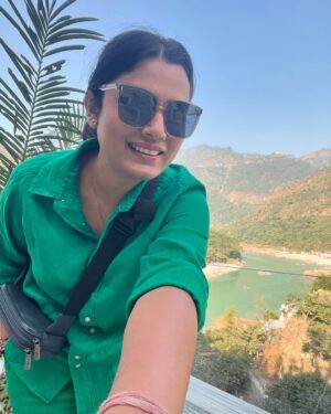 Naini Jain Instagram - रुख़ बदलूँ तो सैलाब हूँ में पर्वत भी चीर दिखाऊँ ✨
Ootd , travelling, throwback, green view 

#throwback #birthday #travelgram #solotraveler #tbt