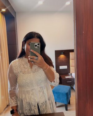 Naini Jain Instagram - देखो तो क्या ही बात है इस जहाँ में ये इश्क़ है जिसने इसे रहने के क़ाबिल कर दिया 🤍🫶

#weekend #ootd #picoftheday #smilealways #trendingnow #tbt
