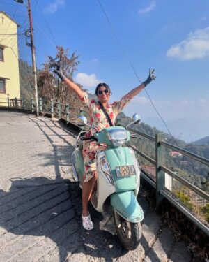 Naini Jain Instagram - Solo trips will be fun if you can convince strangers to click a good picture of yourselves🤌🏼🤩

#solotrip #travelstagram #uttrakhand #pahad #love