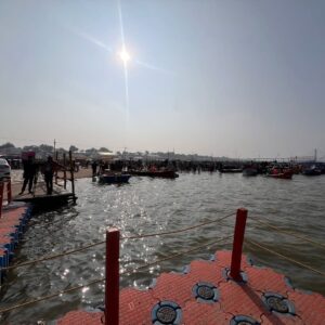 Naini Jain Instagram - आज की तस्वीर है यमुना तट वीआईपी घाट से 🙏🏾
Mesmerising view from Yamuna ghat 🫶

#mahakumbh #yamunaghat #bluesky #instaphoto #travelphotography #travelgram #tbt