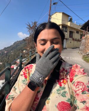 Naini Jain Instagram - Solo trips will be fun if you can convince strangers to click a good picture of yourselves🤌🏼🤩

#solotrip #travelstagram #uttrakhand #pahad #love