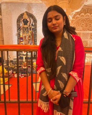 Naini Jain Instagram - पता नहीं किस रूप में आके नारायण मिल जाएगा 🙏🏾
Bas chalte raho jeevan me aage badhte raho 🌸

#shreeram #sprituality #motivation #blessedlife #grateful #pictureoftheday